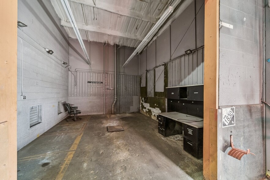 More Photos Of 8118 E 44th St, Tulsa Warehouse For Lease