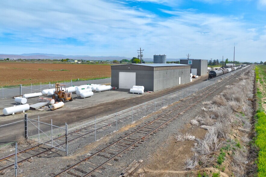 More Photos Of 3800 Branch Rd, Wapato Distribution For Sale