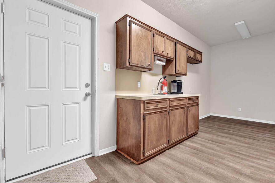 More Photos Of 1522 Sam Houston St, Liberty Office For Sale