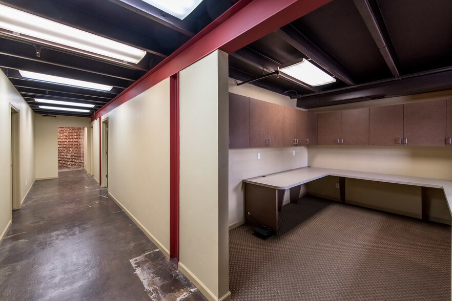 More Photos Of 907-911 Santa Fe Ave, Fresno Flex For Sale