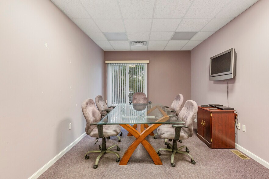 More Photos Of 3044 Breckenridge Ln, Louisville Office Residential For Sale