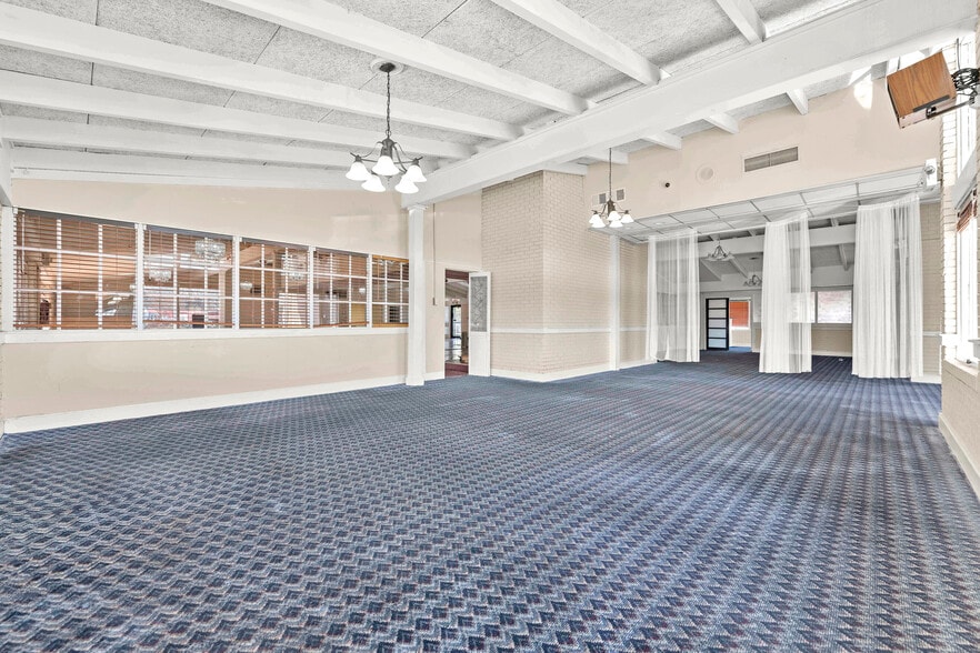 More Photos Of 7643 Highway 85, Riverdale Restaurant For Lease