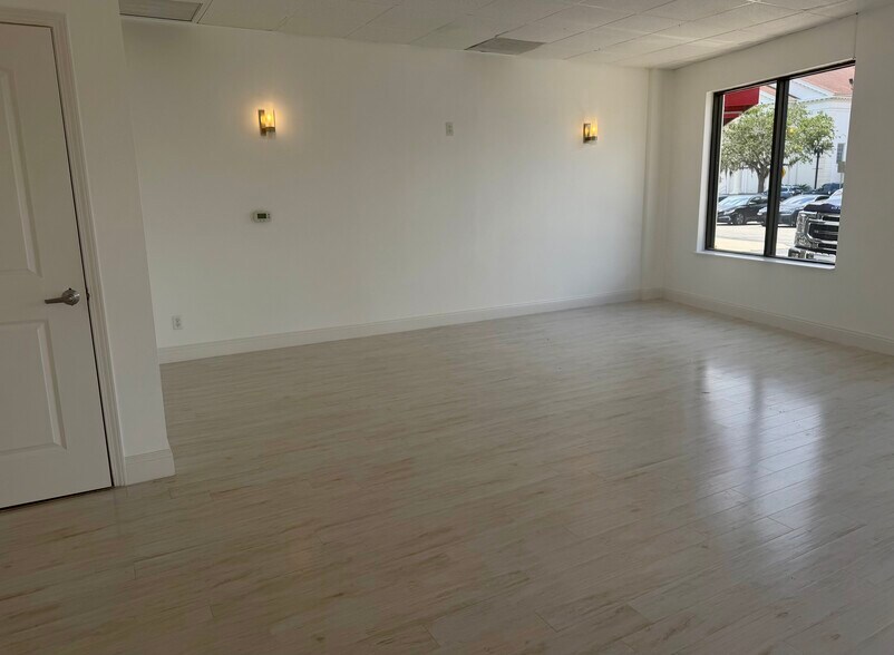 More Photos Of 2000 Hendricks Ave, Jacksonville General Retail For Lease