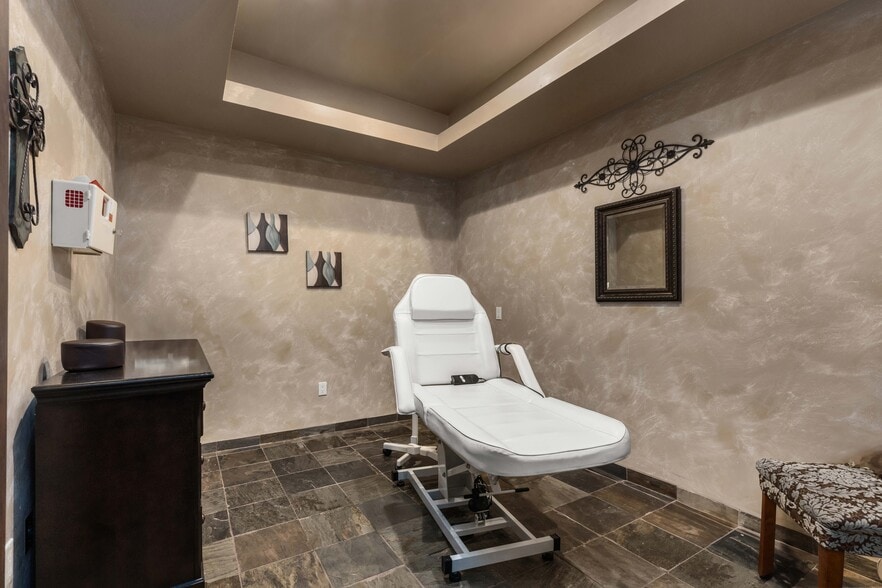 More Photos Of 11464 Space Center Blvd, Houston Freestanding For Sale