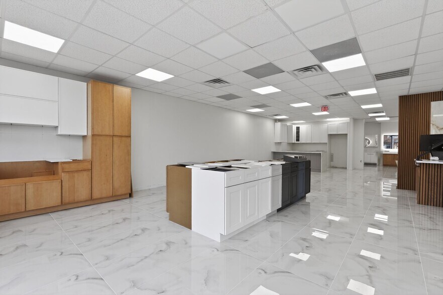 More Photos Of 13 N York Rd, Willow Grove Freestanding For Lease