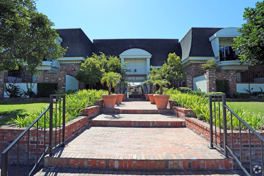More Photos Of 5200 Warner Ave, Huntington Beach Office For Lease