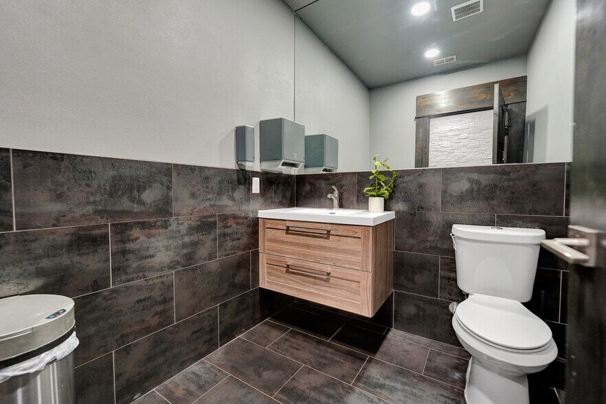 More Photos Of 9013 W County Road 160, Midland Showroom For Sale