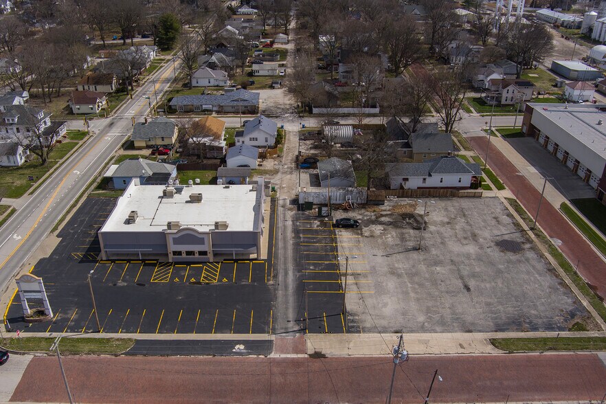 More Photos Of 102 E Park St, Taylorville Freestanding For Sale