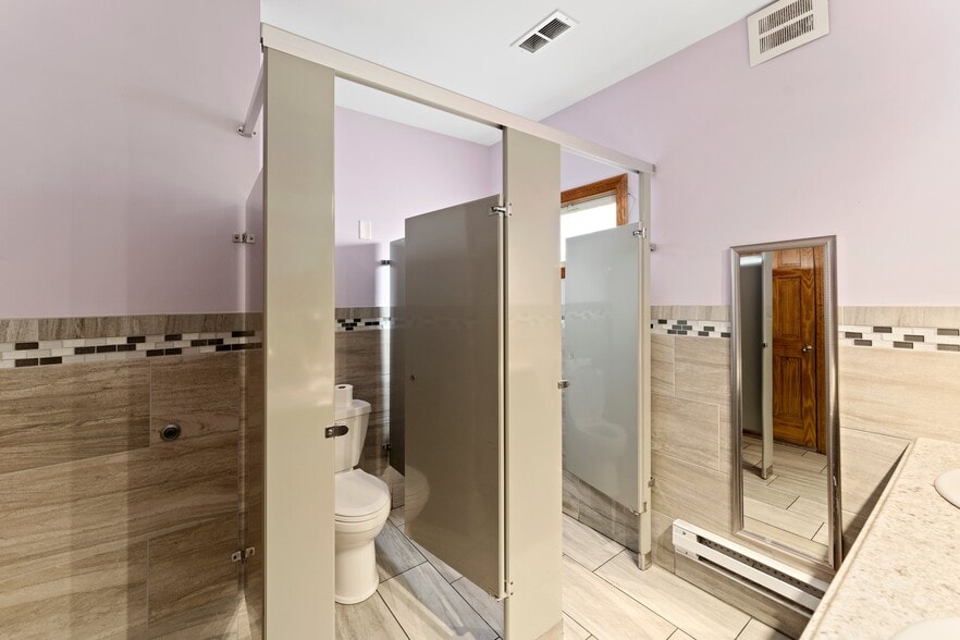 More Photos Of 415 Palmer Ave, Warwick Bar For Sale
