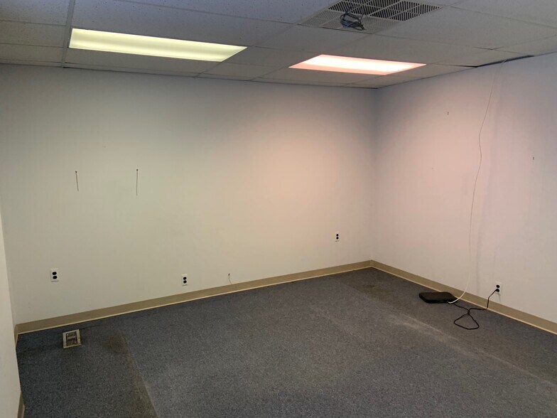 More Photos Of 23999-24001 Telegraph Rd, Southfield Warehouse For Lease