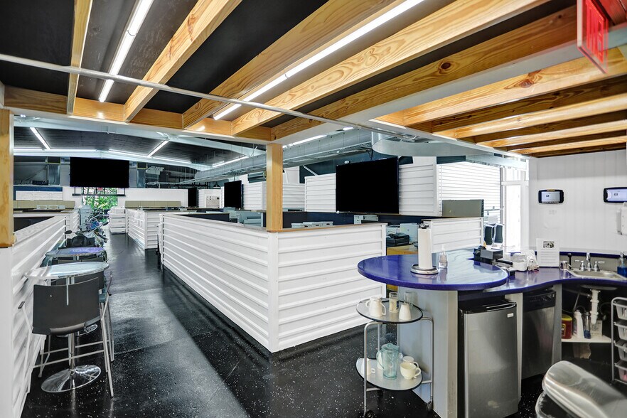 More Photos Of 3075 NW South River Dr, Miami Storefront Retail Office For Lease