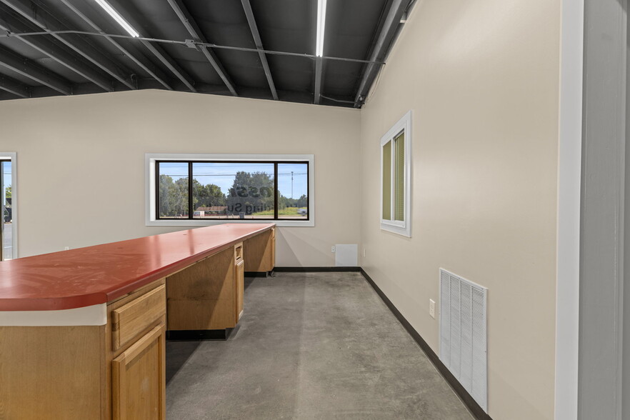 More Photos Of 10063 US-72, Rogersville Warehouse For Sale