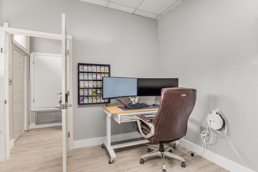 More Photos Of 913 Gulf Breeze Pky, Gulf Breeze General Retail For Sale