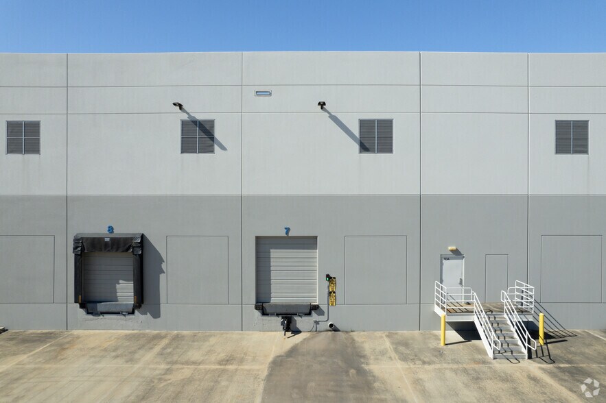More Photos Of 16501 Central Green Blvd, Houston Warehouse For Lease