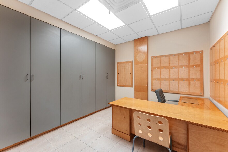 More Photos Of 4451 8th Ave S, Saint Petersburg Manufacturing For Lease