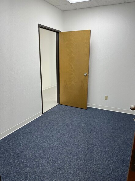 More Photos Of 301 Thomas Pl, Everman Warehouse For Lease