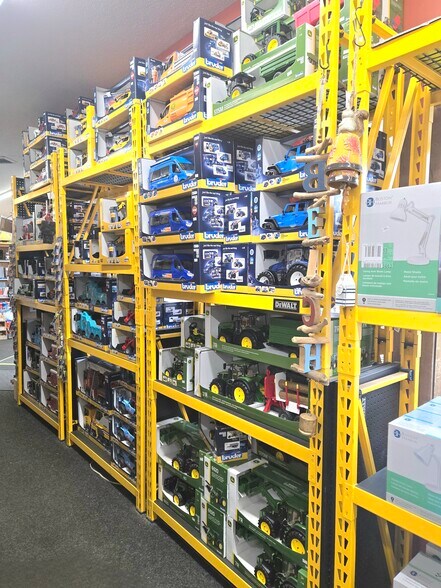 More Photos Of 242 Vineyard Haven Rd, Edgartown Storefront For Sale