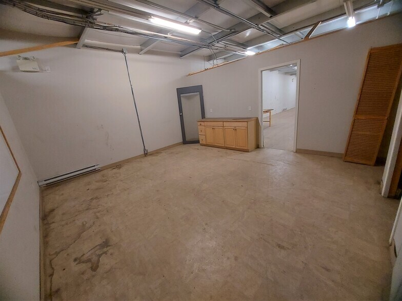 More Photos Of 342 Laura Ave, Red Deer County Auto Repair For Sale