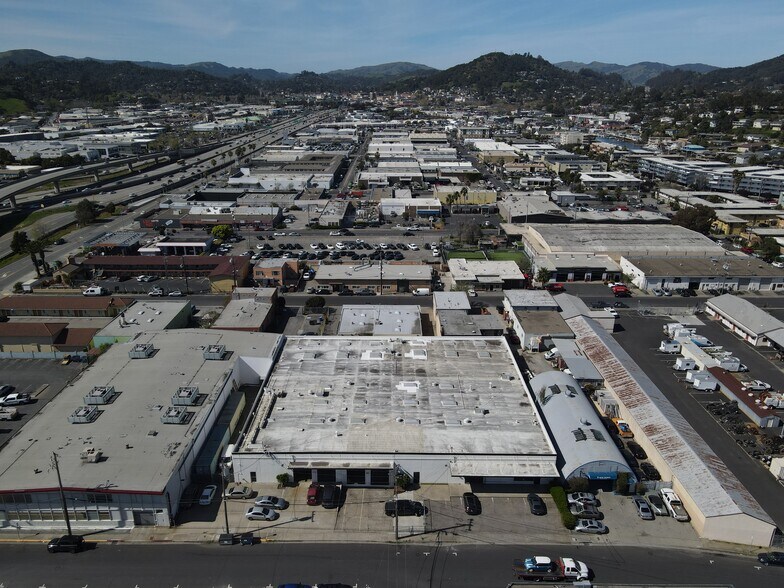 More Photos Of 17-25 Tiburon St, San Rafael Service For Lease