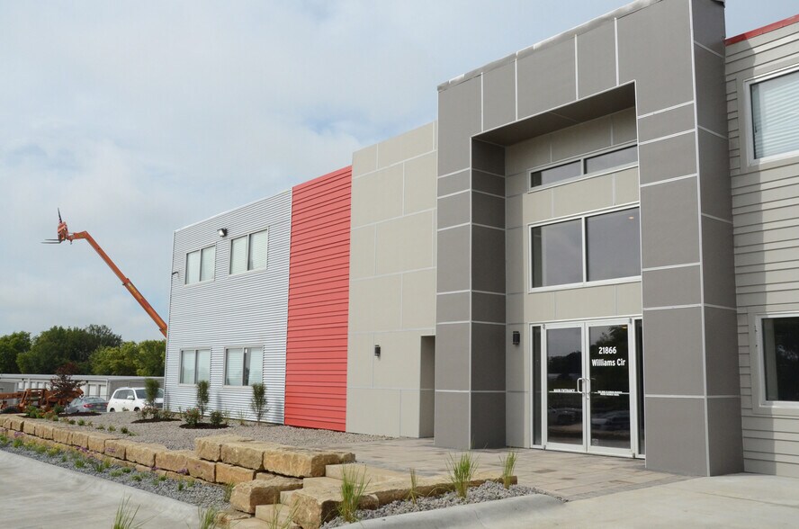 More Photos Of 21866 Williams Cir, Gretna Warehouse For Lease