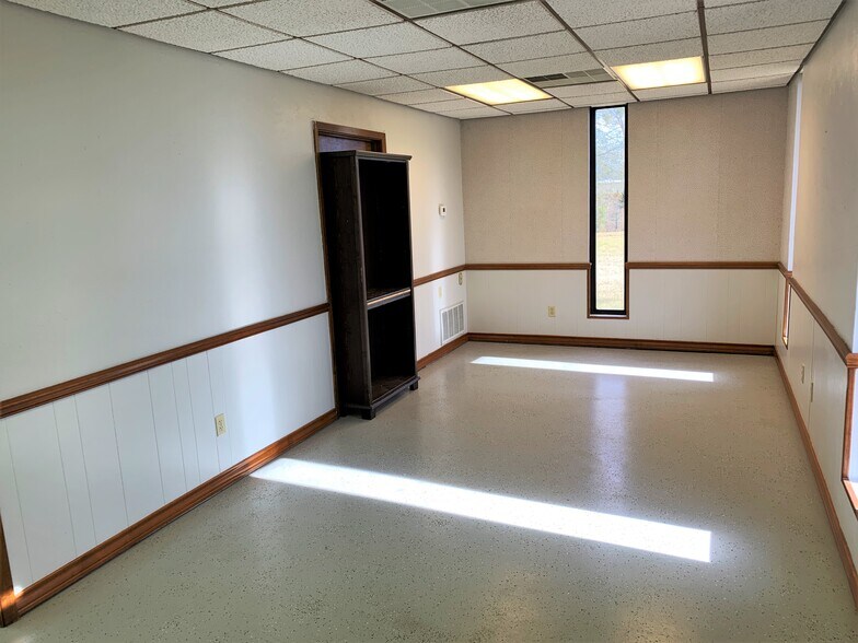 More Photos Of 6887 State Highway 31 E, Murchison Warehouse For Sale