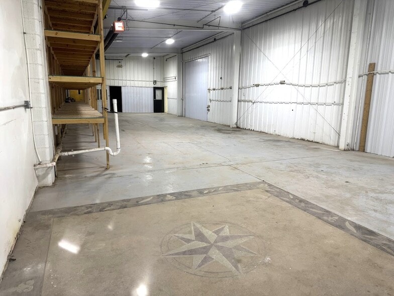 More Photos Of 1015 W Woodside St, Mcpherson Industrial For Sale