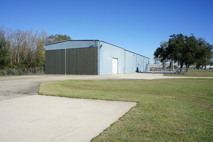 More Photos Of 3505 W Admiral Doyle Dr, New Iberia Flex For Lease