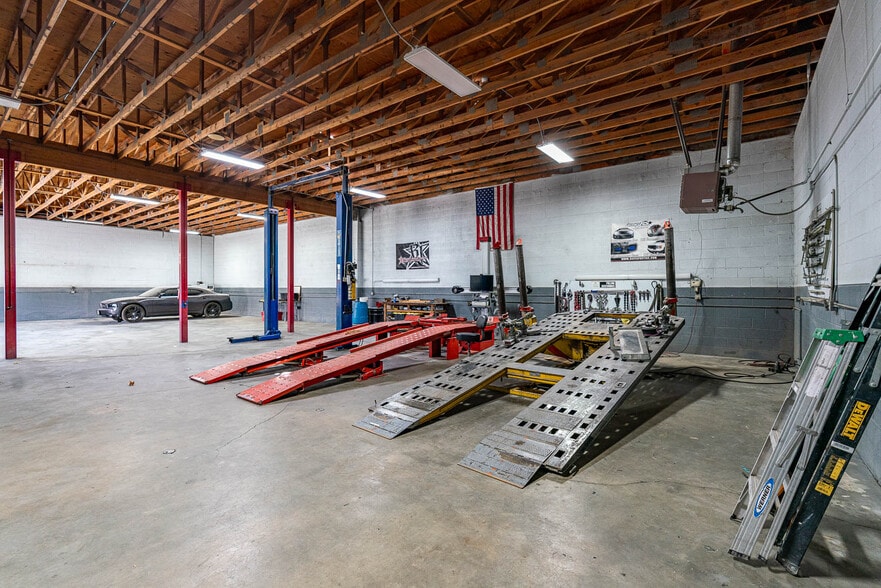 More Photos Of 39126-39130 3rd St E, Palmdale Service For Sale