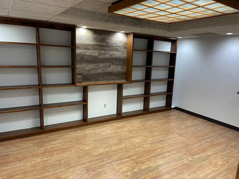 More Photos Of 1033 W College Ave, Appleton Medical For Lease