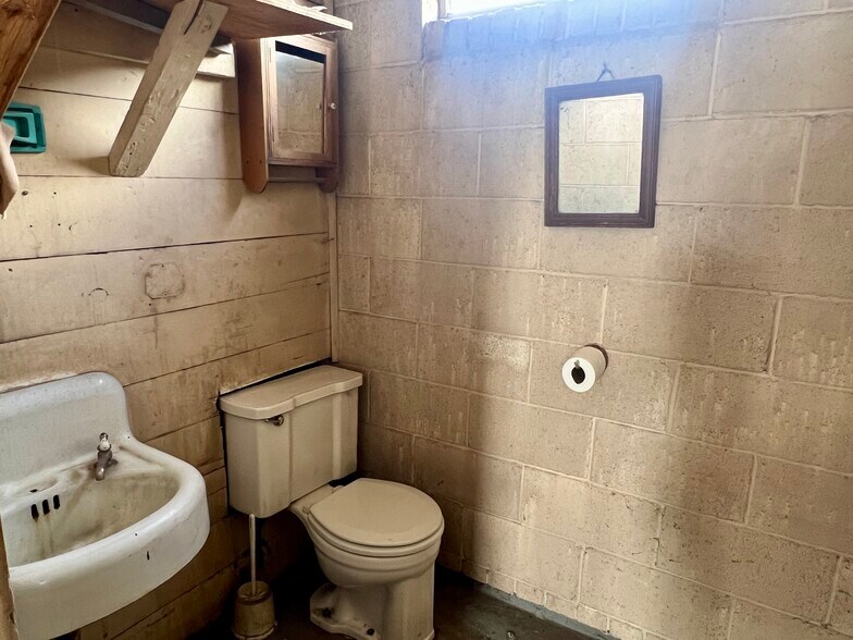 More Photos Of 524 Warren St, Thermopolis Industrial For Sale