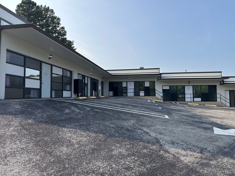 More Photos Of 1401 Applewood Dr, Dalton Medical For Lease