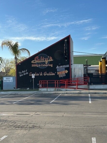 Primary Photo Of 6801 White Ln, Bakersfield Showroom For Lease