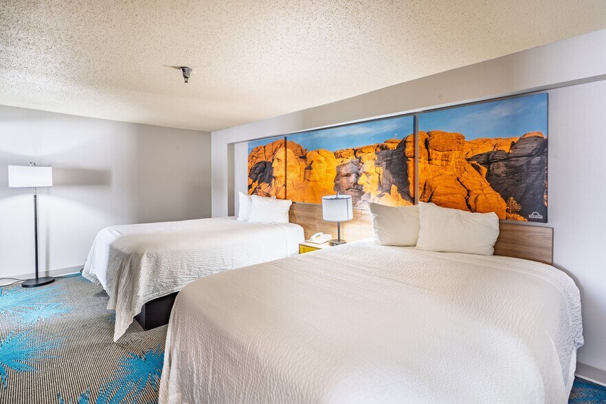 More Photos Of 519 Crook St, Custer Hotel For Sale