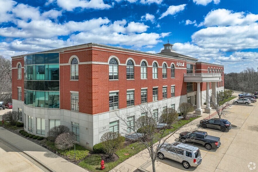 More Photos Of 265 Exchange Dr, Crystal Lake Office For Sale