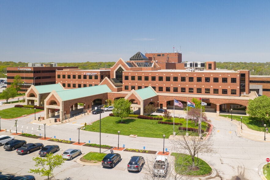 More Photos Of 1004 Carondelet Dr, Kansas City Medical For Lease