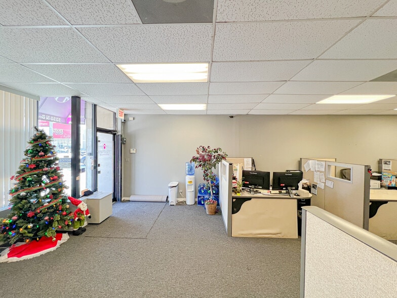 More Photos Of 5250 N Broadway St, Chicago Storefront For Lease