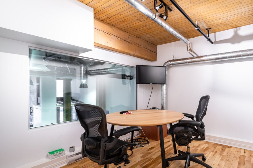More Photos Of 387 Rue Saint-Paul O, Montréal Office For Sale