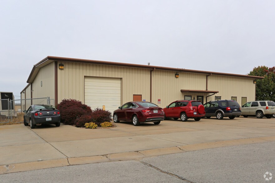 More Photos Of 6214 NW Kelly Dr, Parkville Flex For Lease