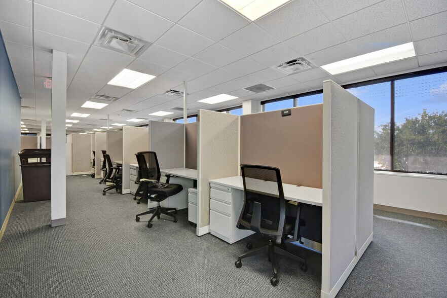 More Photos Of 9512 Sunbeam Center Dr, Jacksonville Office For Lease