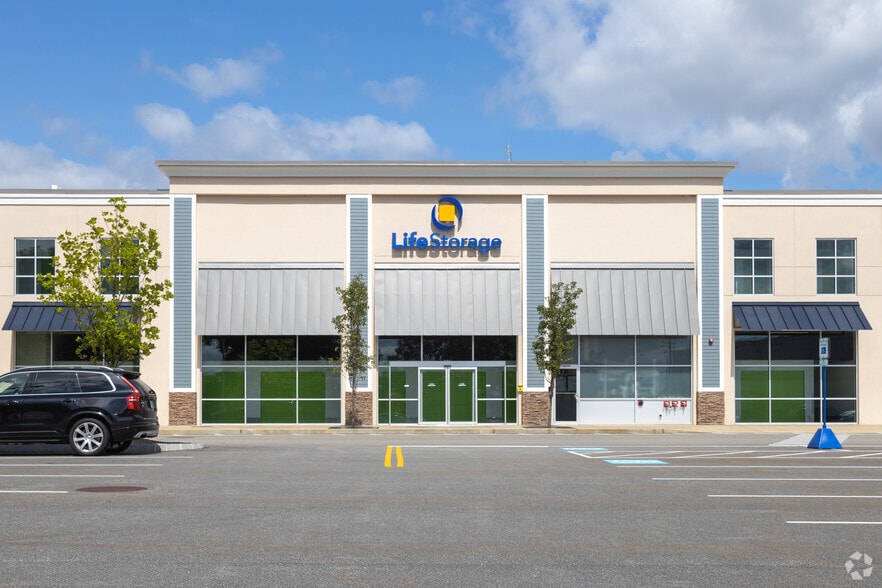 More Photos Of 655 S Willow St, Manchester Storefront For Lease