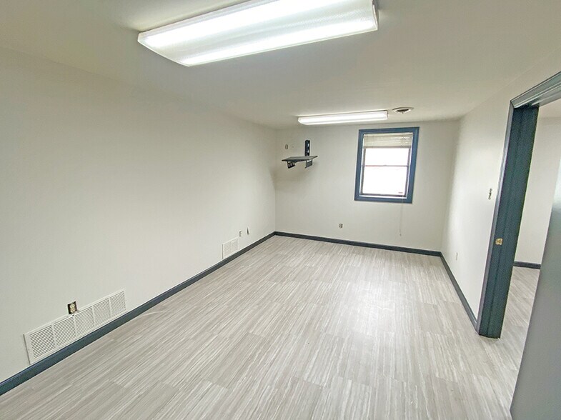 More Photos Of 1247 Belgrove Dr, Bellefontaine Neighbors Warehouse For Lease
