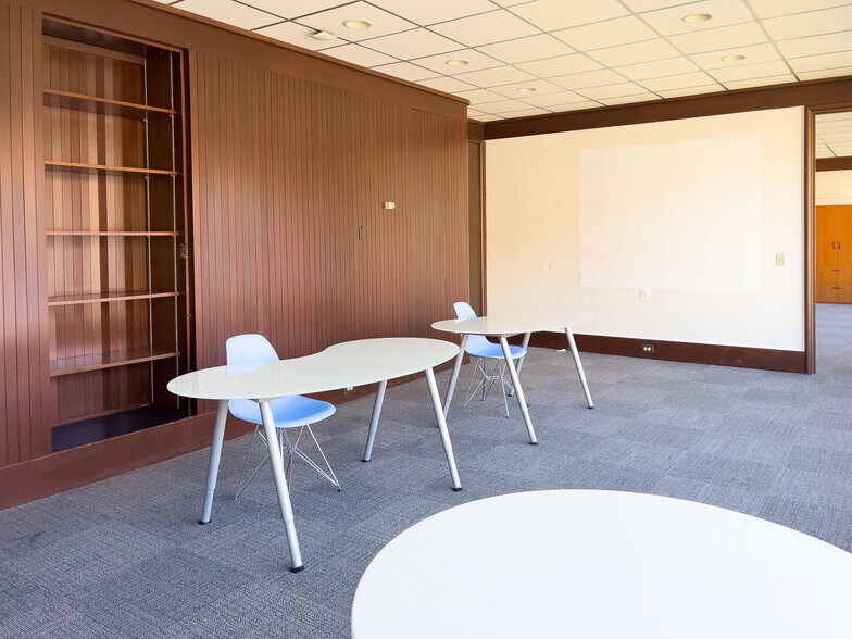More Photos Of 100 N Queen St, Lancaster Office For Sale