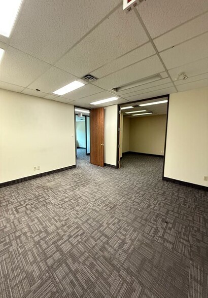 More Photos Of 425 Britannia Rd E, Mississauga Showroom For Lease