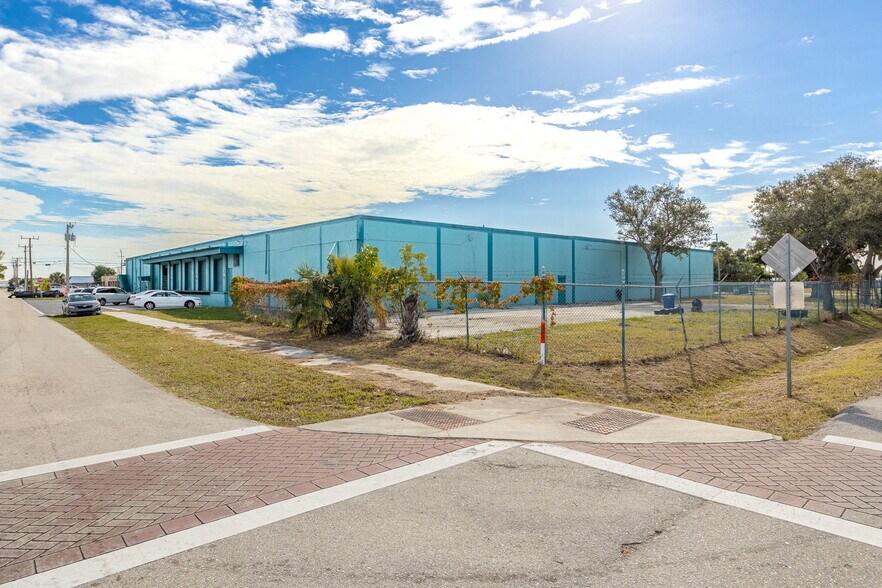 More Photos Of 2546-2578 Fowler St, Fort Myers Warehouse For Lease