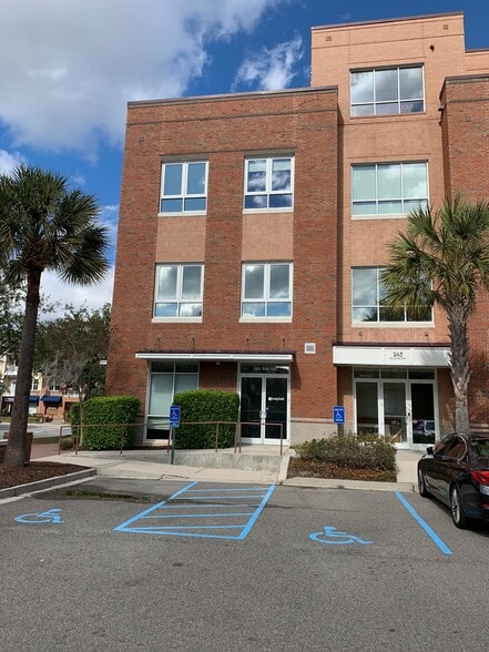 More Photos Of 245 Seven Farms Dr, Daniel Island Office For Lease