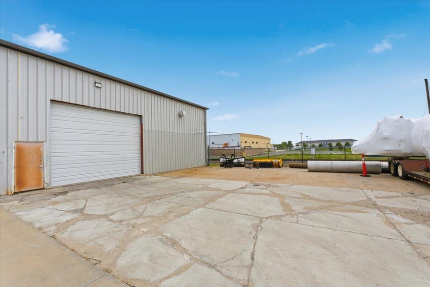 More Photos Of 3211 Nebraska Ave, Council Bluffs Warehouse For Lease