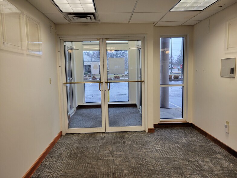 More Photos Of 2659 Charlestown Rd, New Albany Bank For Lease