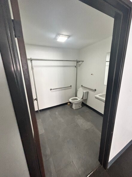 More Photos Of 1155-1159 S Los Angeles St, Los Angeles Storefront For Lease