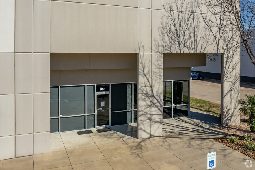 More Photos Of 5810 Trade Center Dr, Austin Flex For Lease