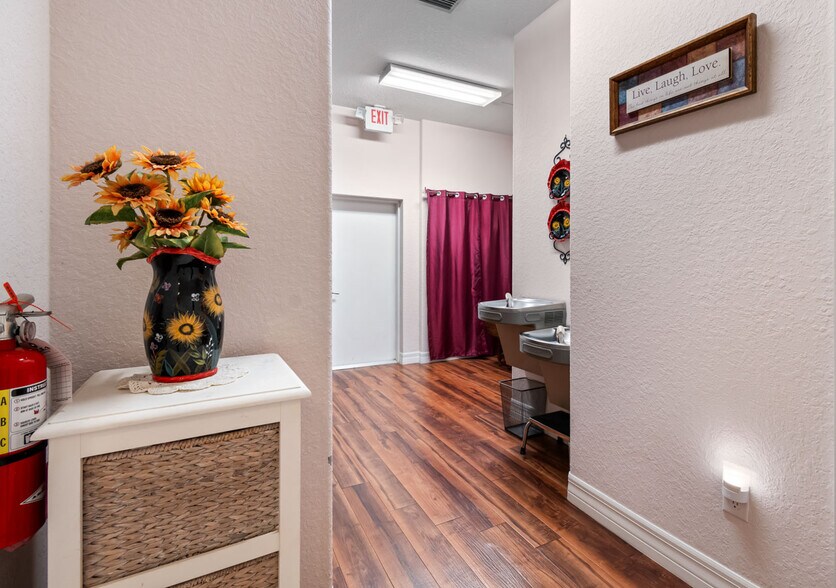 More Photos Of 934 Cypress Village Blvd, Sun City Center Office For Sale